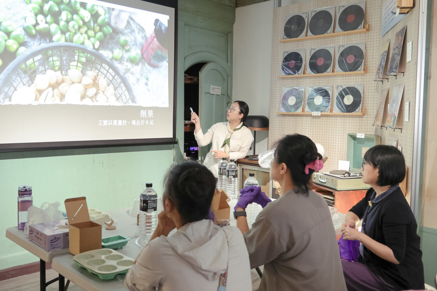 相機造型愛玉手作課程的投影說明與示範