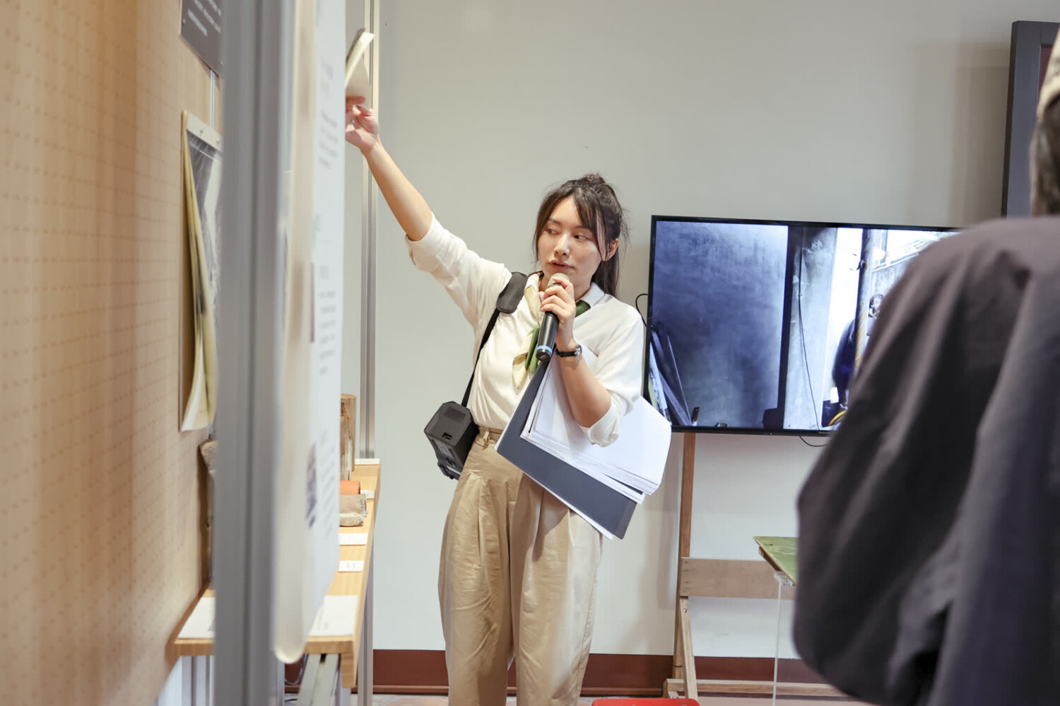 導覽人員於展場解說許蒼澤拍攝的鹿港歷史影像