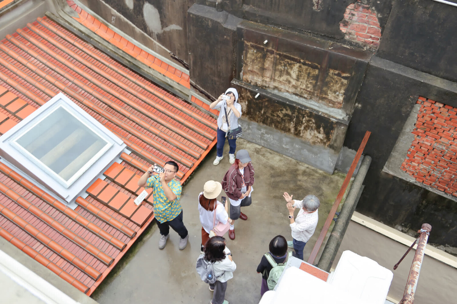 由長源醫院頂樓俯瞰鹿港街區的紅瓦屋頂