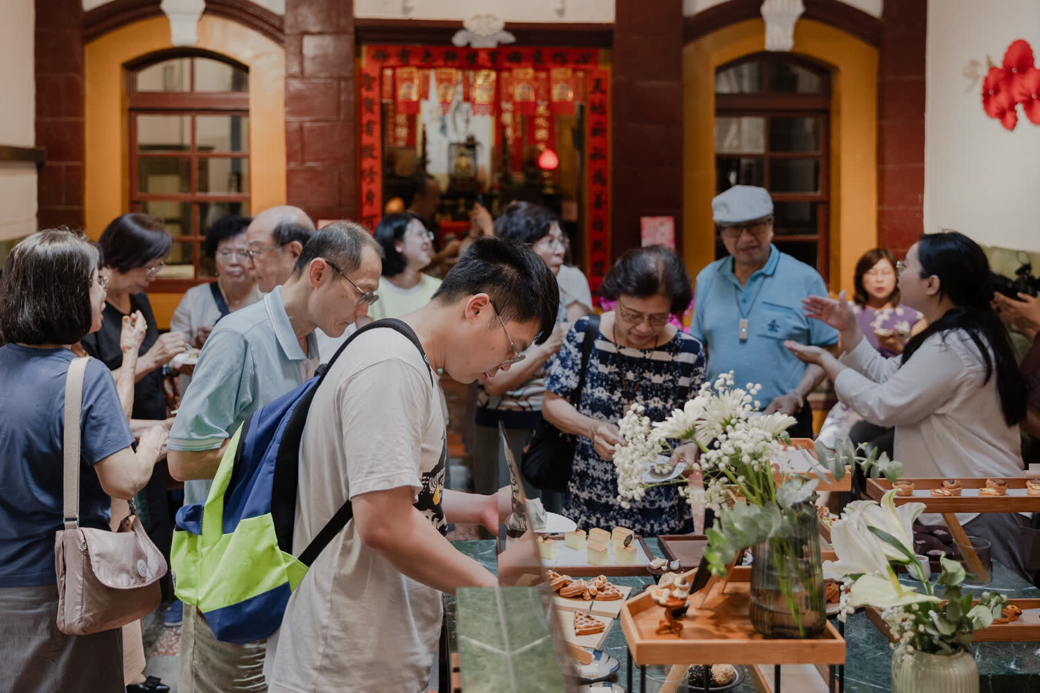 無為之眼特展開幕，來賓於長源醫院一樓茶點區交流