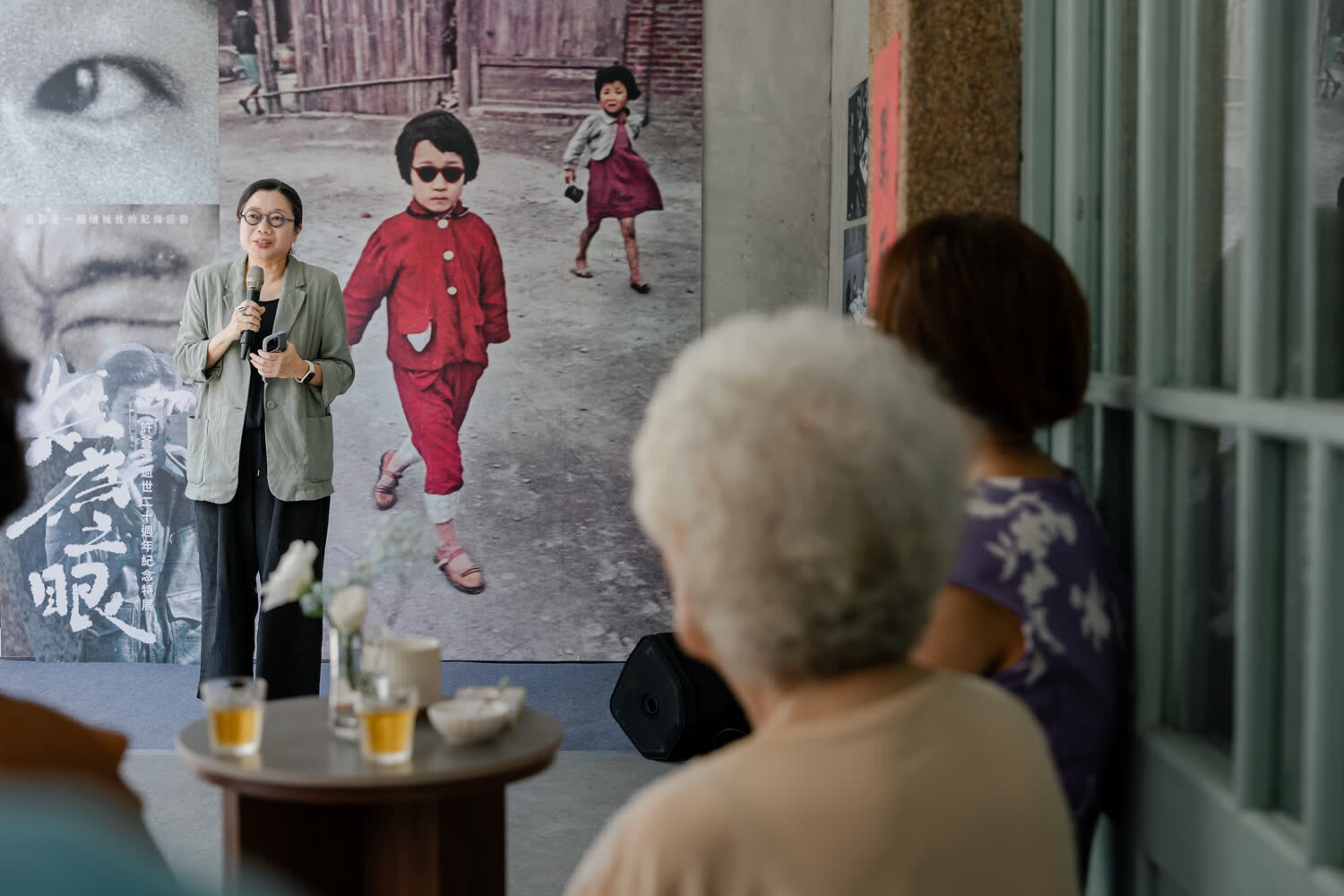 策展團隊於展場致詞，來賓聆聽無為之眼特展的策展理念