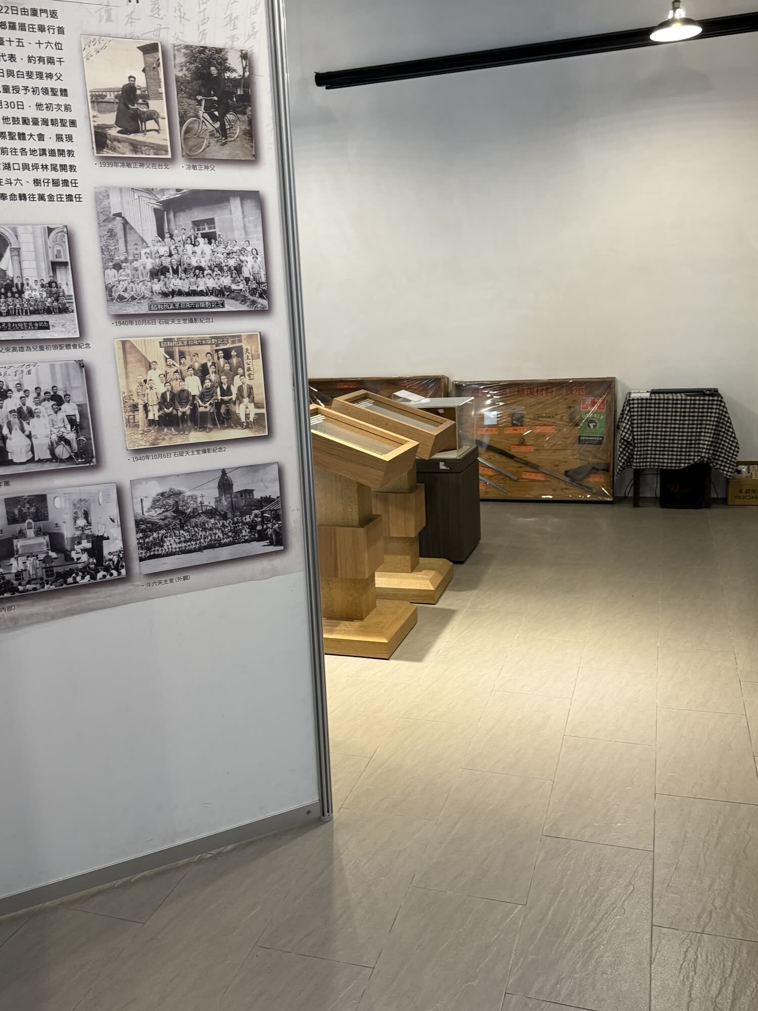 展場牆面陳列凃敏正神父的歷史照片