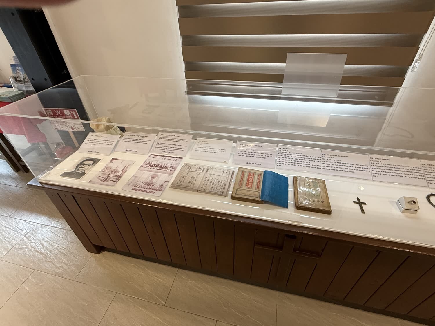 展櫃中陳列凃敏正神父的日記、手稿與相關遺物