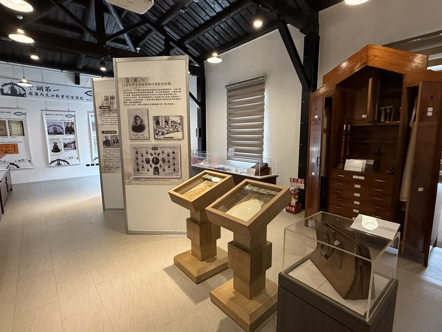 羅厝耶穌聖名堂文化館展場全景與文物展示櫃