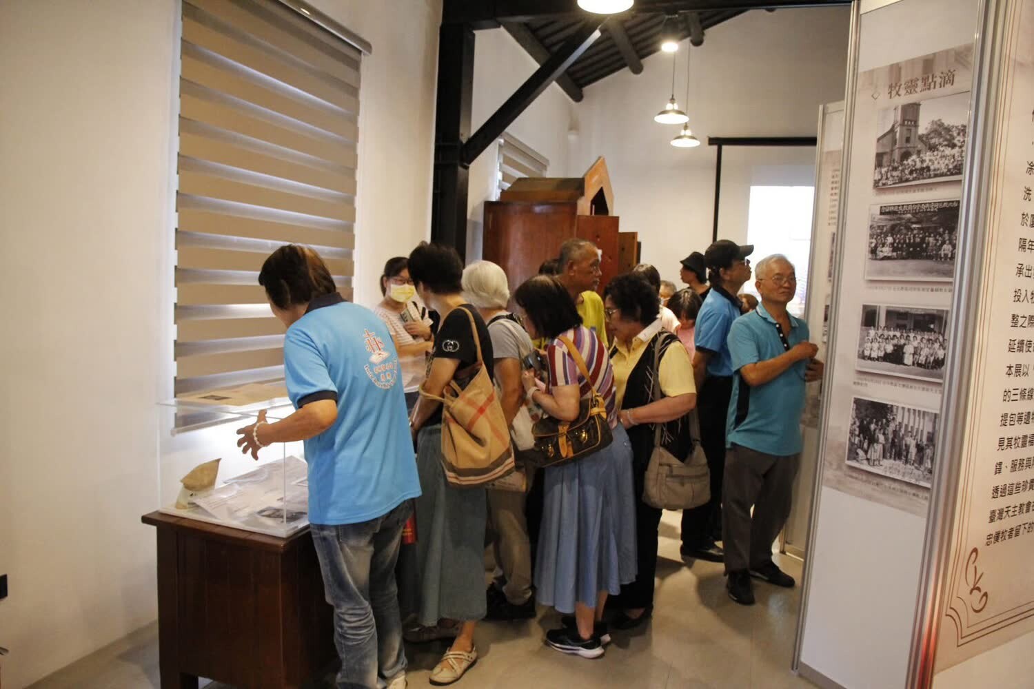 民眾於羅厝耶穌聖名堂文化館參觀凃敏正神父紀念回顧展